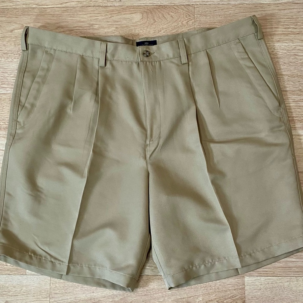 Dockers Golf Shorts Men’s 42 Relaxed Fit Khaki Tan Pleated 9 1/2 Inseam Outdoor